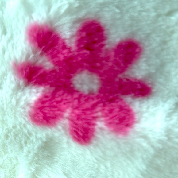 NEW! 🎀 Hello Kitty Daisy and Bows Faux Rabbit Fur Throw - Picture 3 of 5